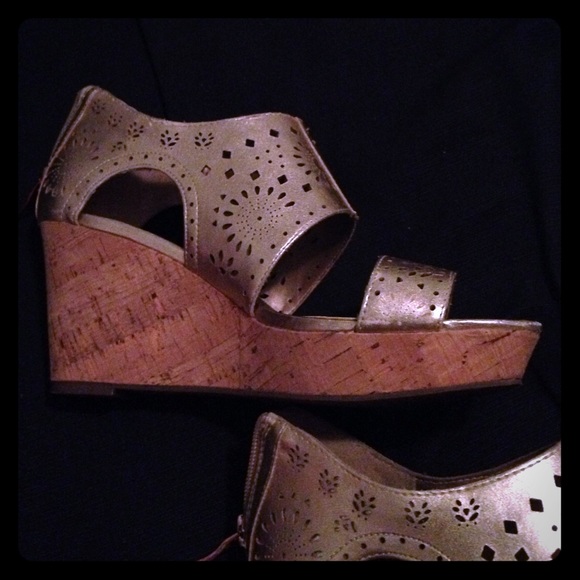 BCBG PARIS WEDGES