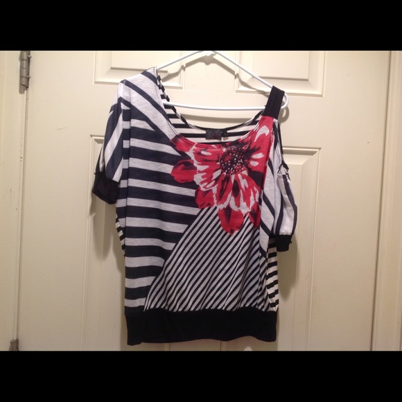 🌹black red n white top🌹 - Picture 1 of 2