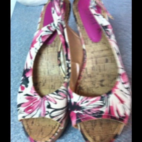 Flowery, sandal wedges