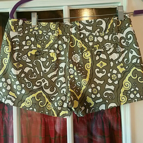 Pattern shorts with button pockets in back - Picture 2 of 3