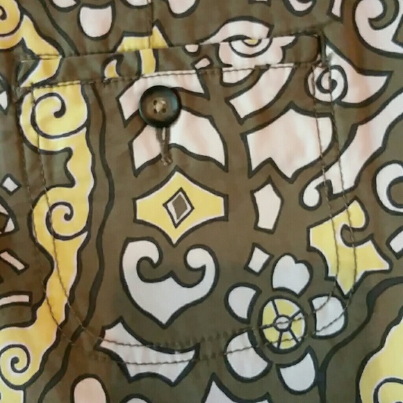 Pattern shorts with button pockets in back - Picture 3 of 3