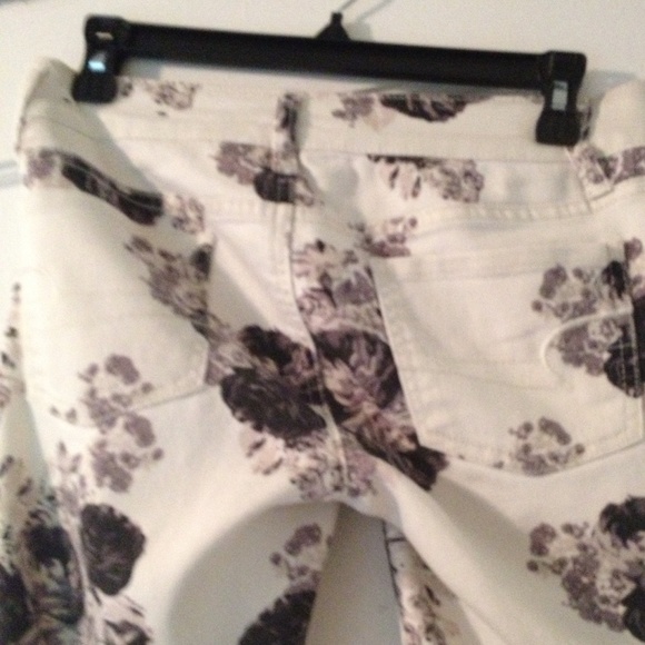 American Eagle Muted Floral Skinnies - Picture 2 of 2