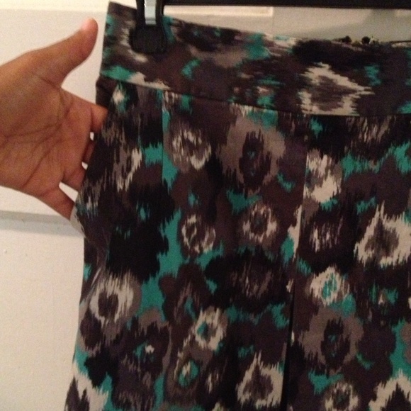 Express Structured Muted Floral Skirt - Picture 2 of 3