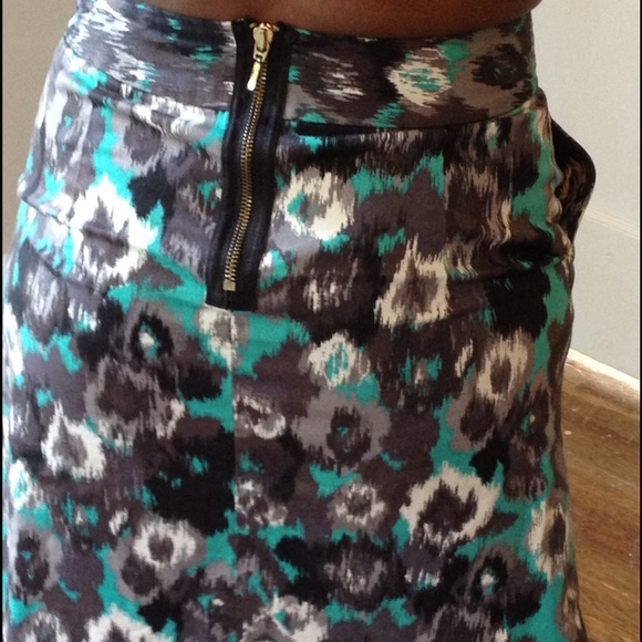 Express Structured Muted Floral Skirt - Picture 3 of 3