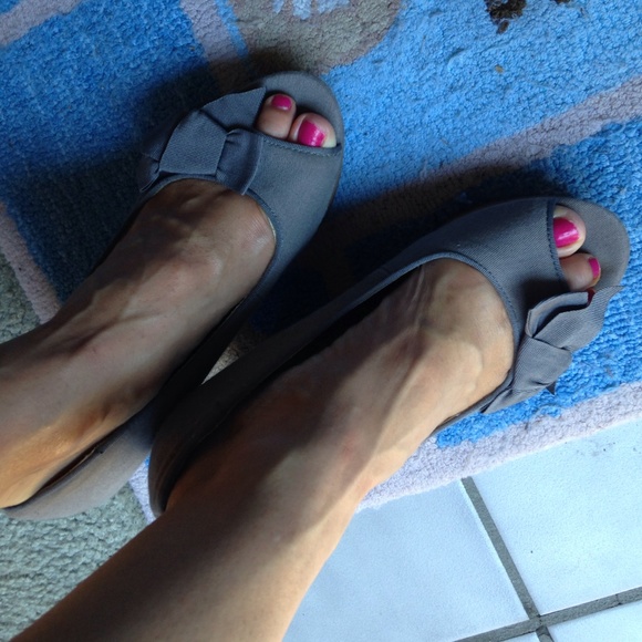 Gray fabric platform wedge with peep toe NWOT