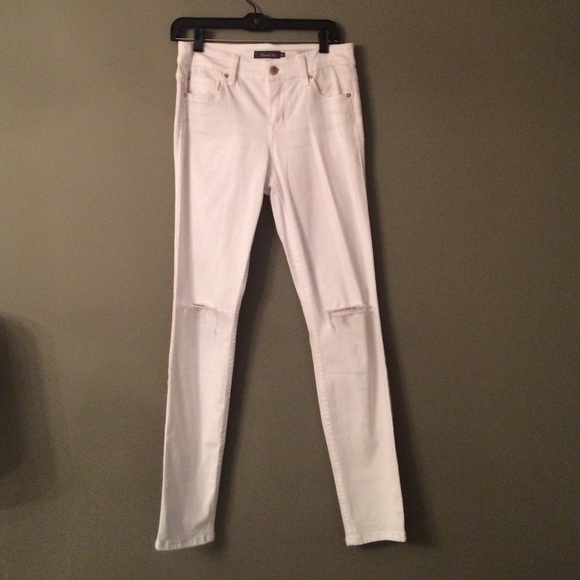 White skinny jeans with tears in knees