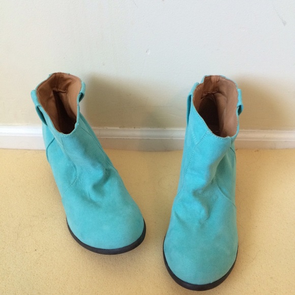 Adorable tiffany blue booties 💙