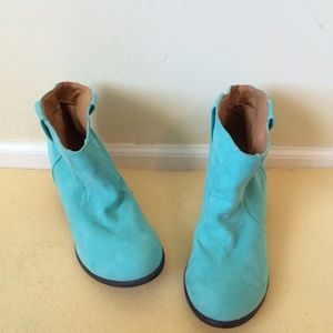 Adorable tiffany blue booties 💙