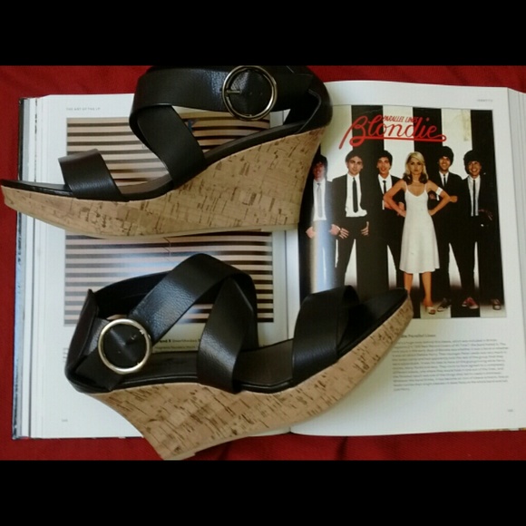 Payless Shoes - 🎉🎉 Price Drop!🎉🎉Black Wedge Sandals.