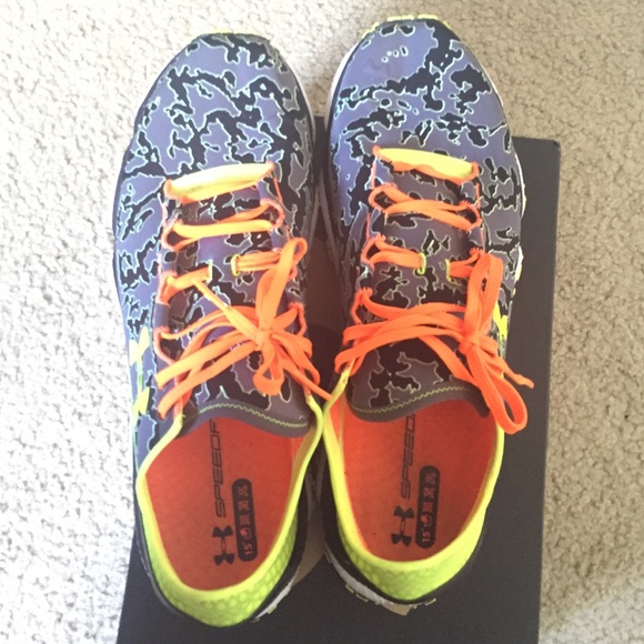 Like new pair of Under Armour XC shoes - Picture 2 of 4