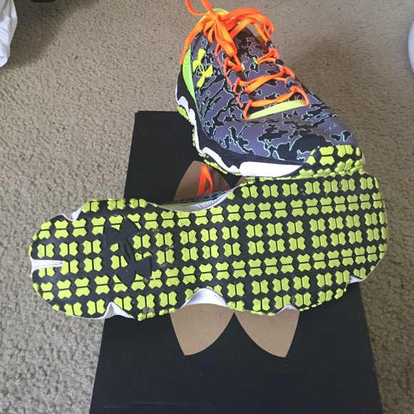 Like new pair of Under Armour XC shoes - Picture 4 of 4