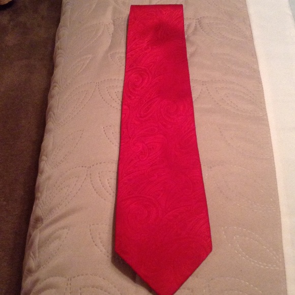 Red scrolls tie - Picture 1 of 2