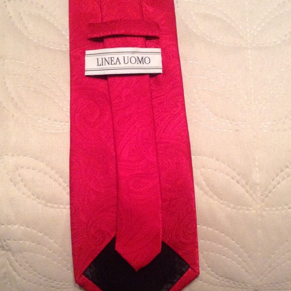 Red scrolls tie - Picture 2 of 2
