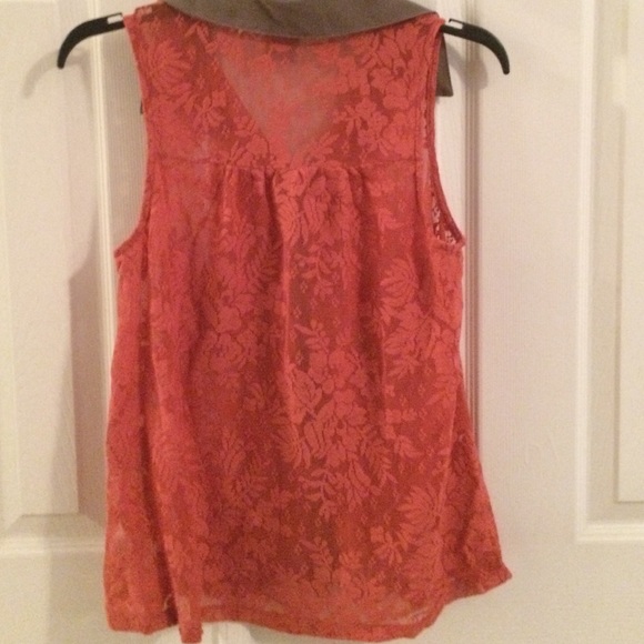 Button Up Collared Sleeveless Tank - Picture 2 of 3