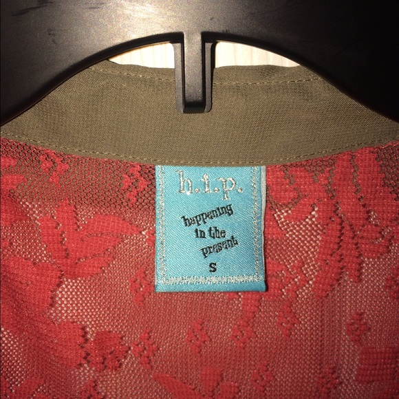 Button Up Collared Sleeveless Tank - Picture 3 of 3