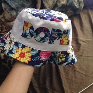 Dope bucket hat great condition !