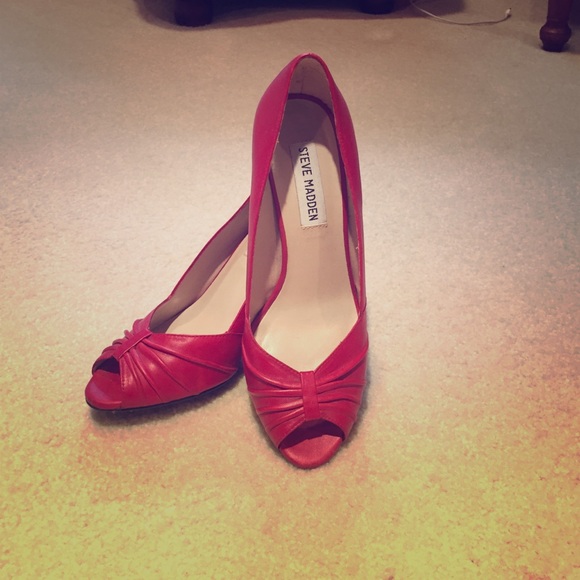 Steve Madden red leather mid level heel