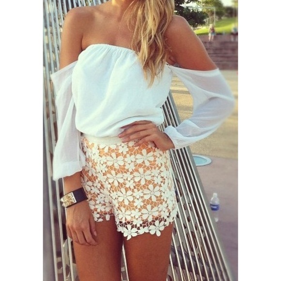 ✖️SOLD✖️White Off The Shoulder Chiffon Top - Picture 2 of 4