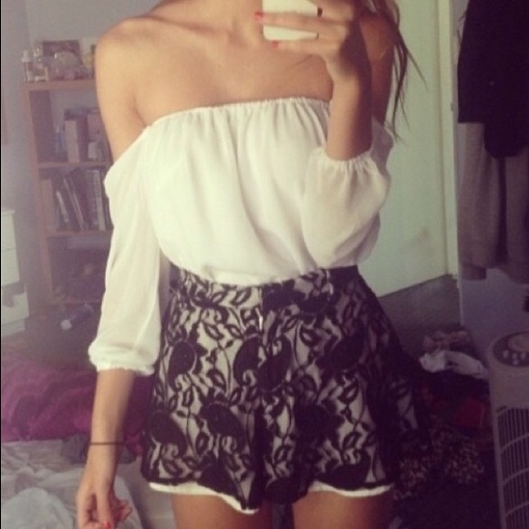 ✖️SOLD✖️White Off The Shoulder Chiffon Top - Picture 4 of 4