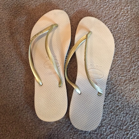 Havaiana Slim flip flops in GOLD.