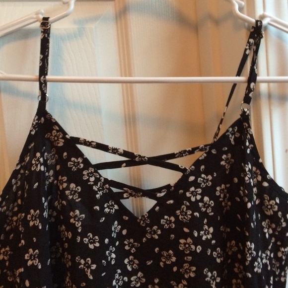 New Short black and white floral crop top - Picture 3 of 3