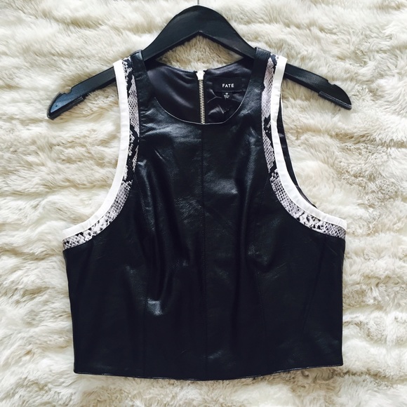 🔥SALE Faux leather crop top with snakeskin detail - Picture 2 of 4