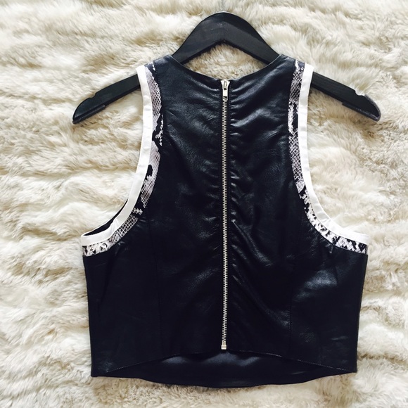 🔥SALE Faux leather crop top with snakeskin detail - Picture 3 of 4
