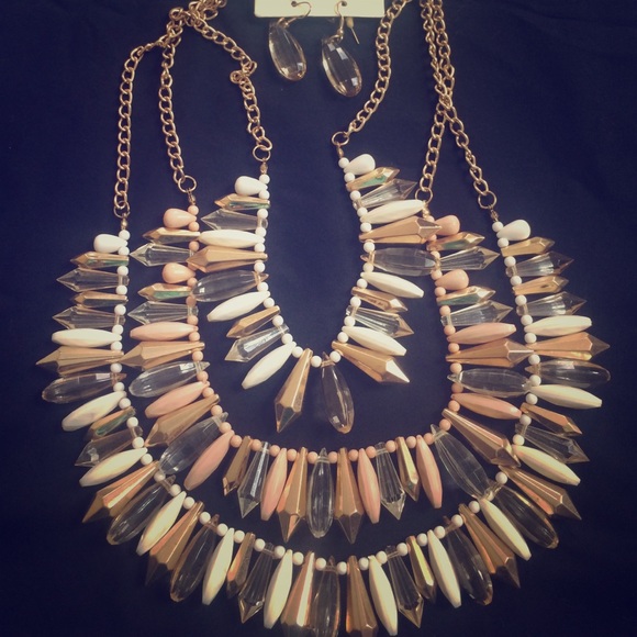 Beautiful 3 layer necklace!
