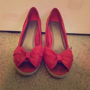 Classy, beautiful wedge sandals!!