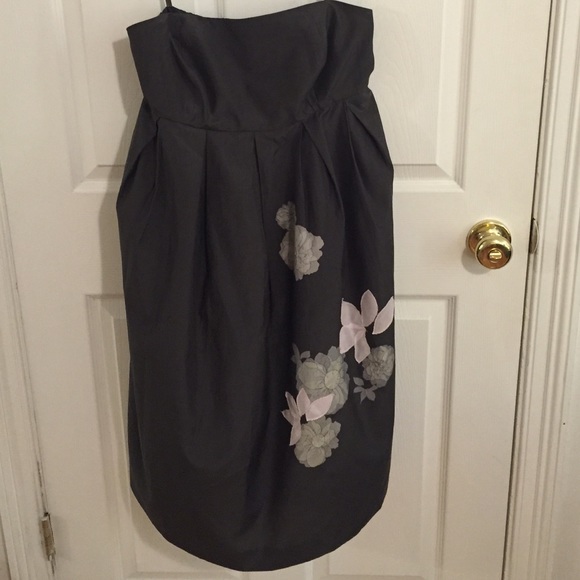 Strapless gray dress w/ pink flower appliqués