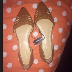 Gap tan flats