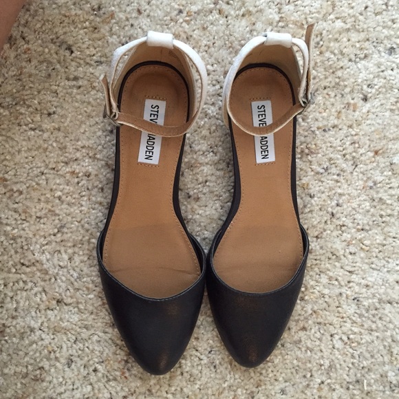 Steve Madden Shoes - 🎉💄HP!!!💄🎉Steve Madden kitten heel ballets