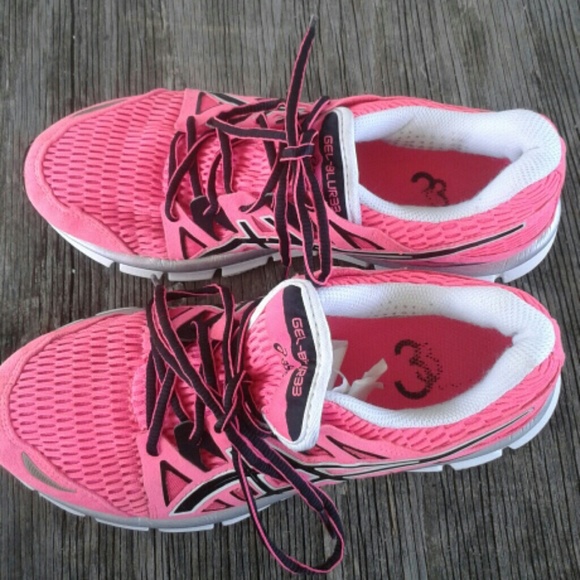 Asics 8W pink, black striping, black/pink laces
