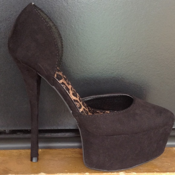 🔥L A S T🔥BLACK SUEDE PLATFORM HEELS 🔥NWOT🔥