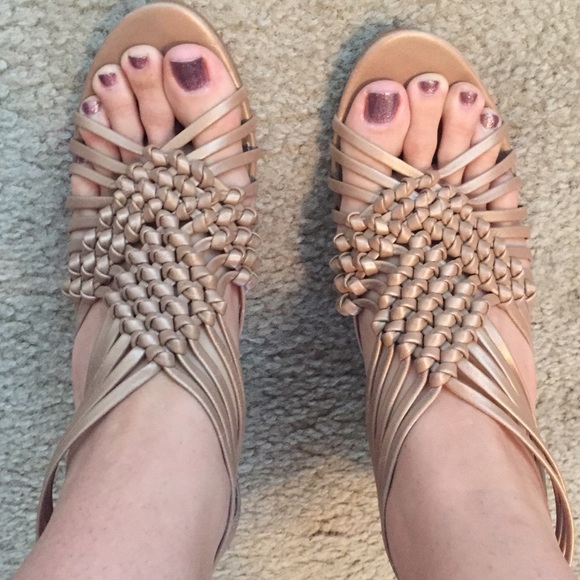 B Makowsky 8.5 super cute wedges with zipper heel