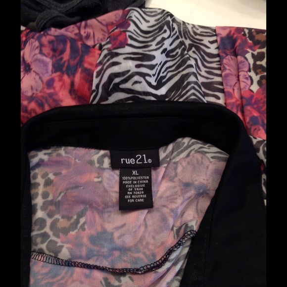 Sleeveless, Open-back Shirt - Picture 3 of 3