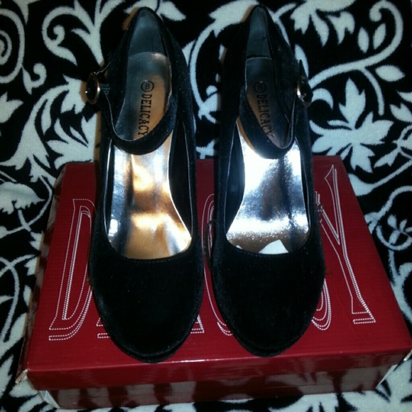 Black closed toed wedges❌❌SOLD❌❌ - Picture 2 of 4