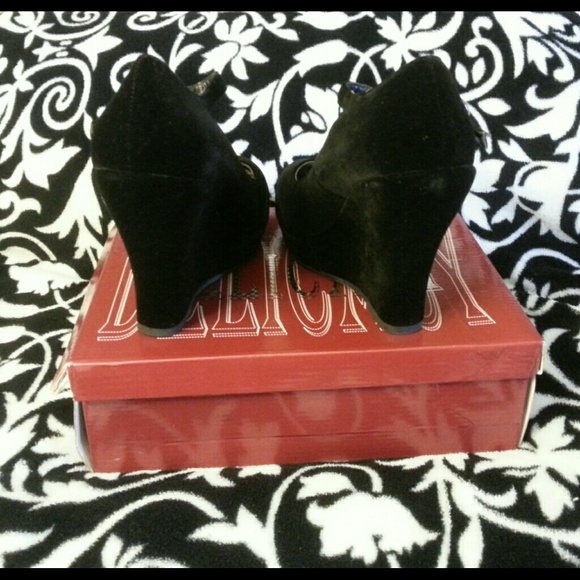 Black closed toed wedges❌❌SOLD❌❌ - Picture 3 of 4