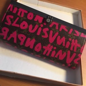 Bright Louis Vuitton clutch!