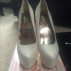 White pumps! Perfect platforms😍👠