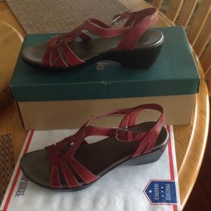 Clark's Bendable Red Wedge Sandal