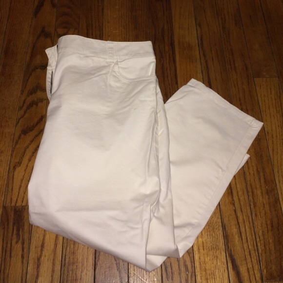 🎀 White Capris