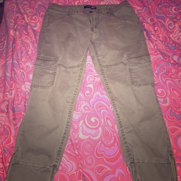 Levi's crop skinny cargo jeans. - Picture 1 of 4