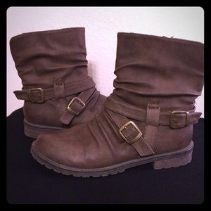 Short brown boots / booties