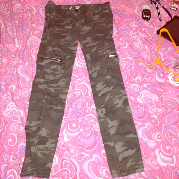 Dark green camouflage skinny jeans .