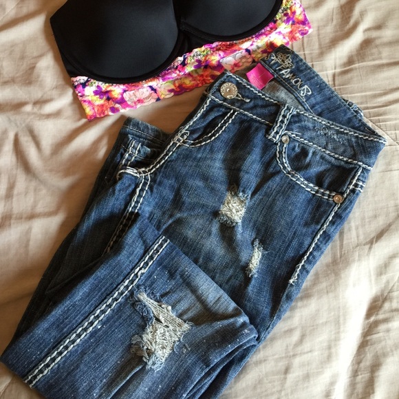 👖Almost Famous Distressed Jeans - Picture 1 of 4