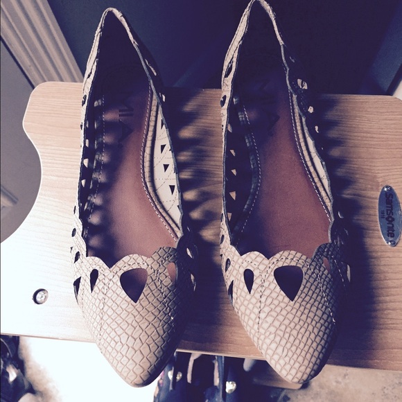 Nwob light tan flats.