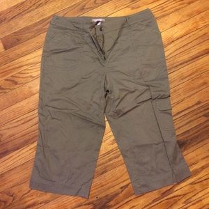 🎀 Army Green Capris