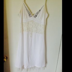 White flowey dress with lace