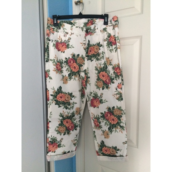 NWT Floral Crop/Capris